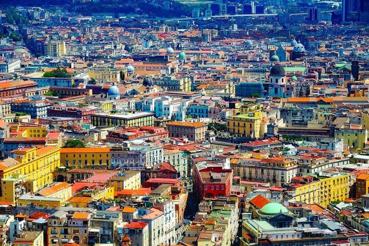 una vista aerea di una città con molti edifici