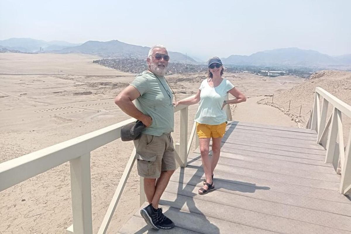 um homem e uma mulher em pé em um calçadão