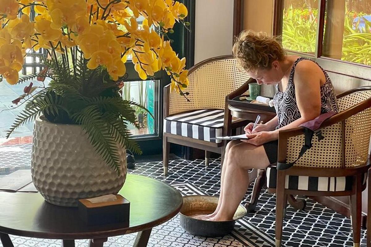 seorang wanita duduk di kerusi membaca buku