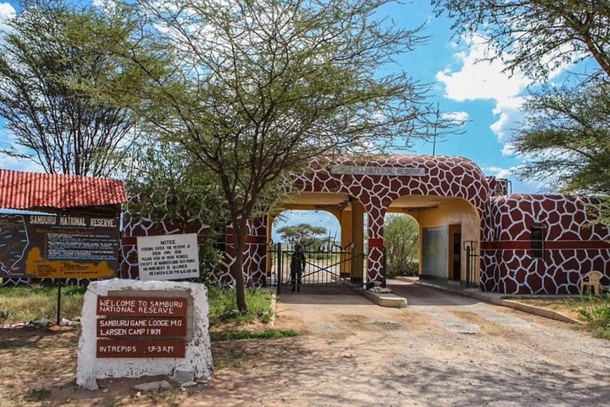 un edificio a tema giraffa con un cancello e un cartello