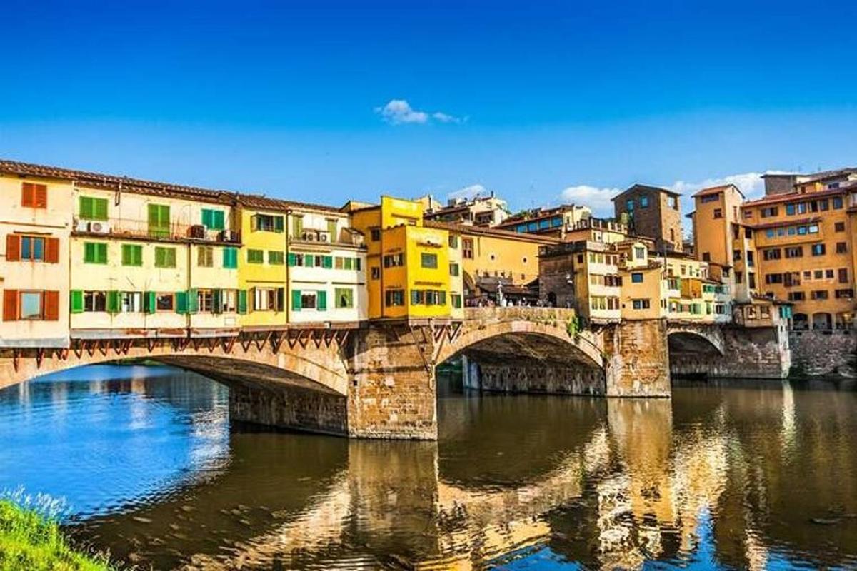 un ponte sopra un fiume con edifici su di esso