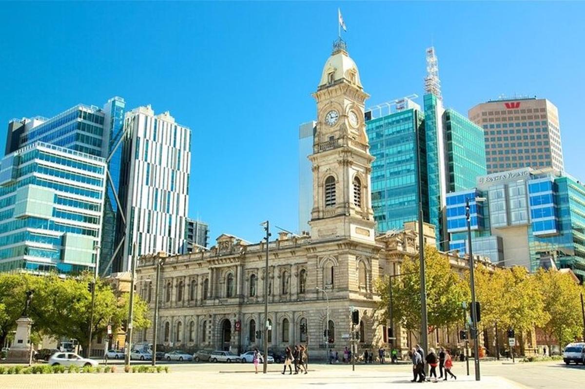Un edificio antiguo con una torre de reloj en una ciudad.