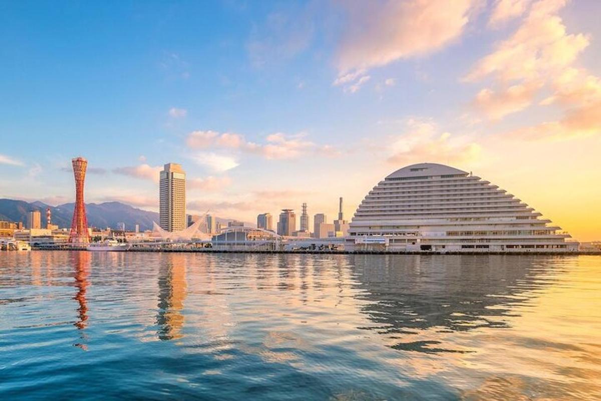街の前の水上に建つ大きな建物