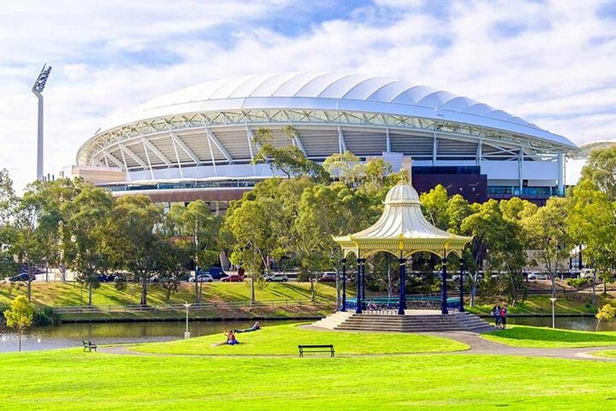 stadion s altánem před parkem