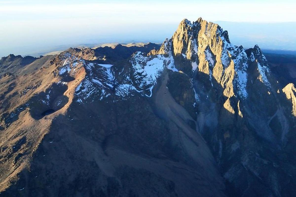 una vista aerea di una montagna innevata