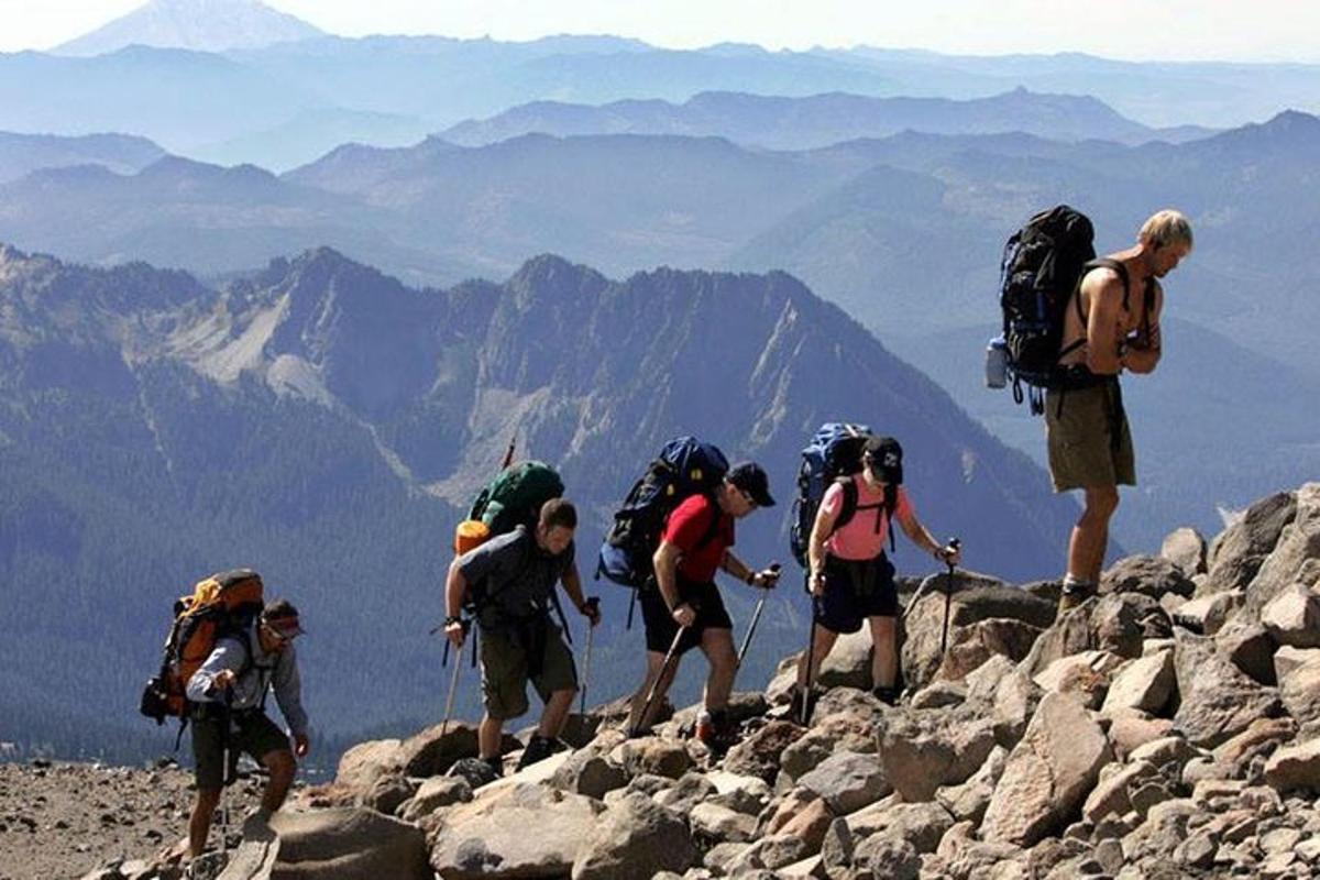 un gruppo di persone che fa un'escursione in montagna