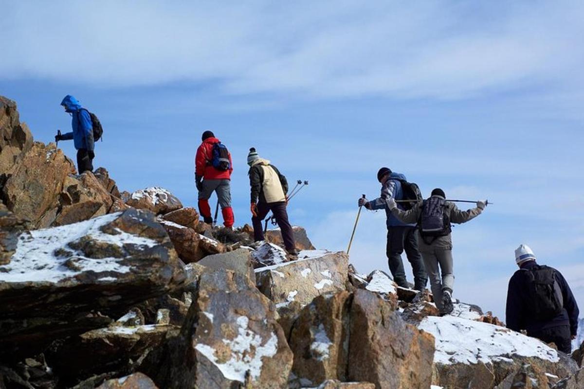 un grupo de personas en la cima de una montaña
