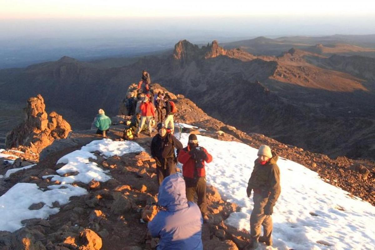 un gruppo di persone in piedi sulla cima di una montagna
