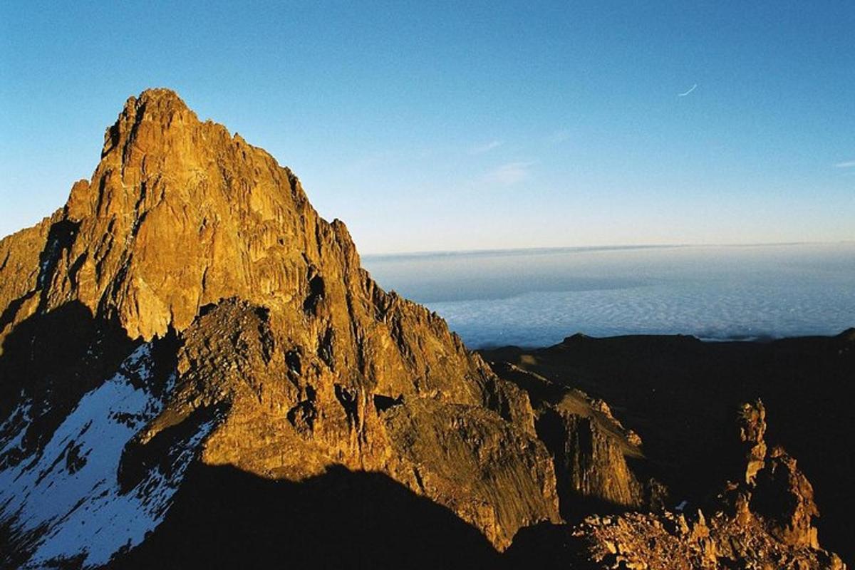 una vista di una montagna con il sole che splende su di essa