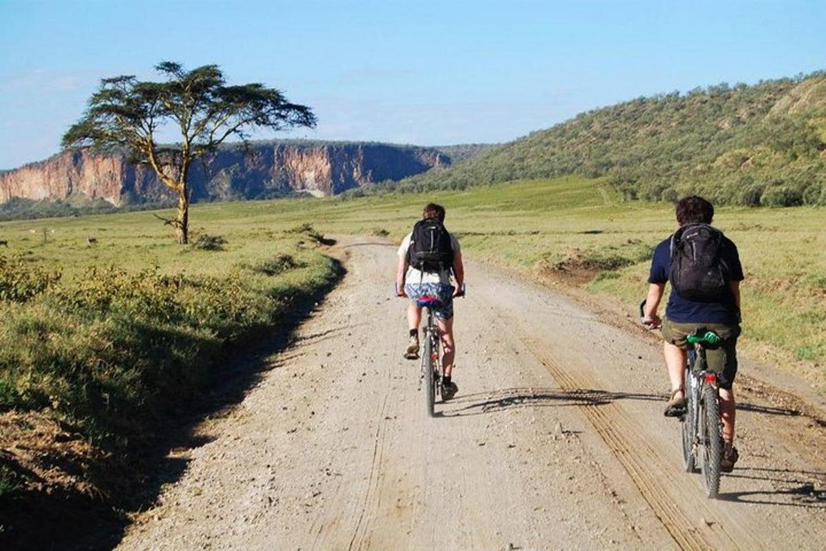 due persone in bicicletta lungo una strada sterrata