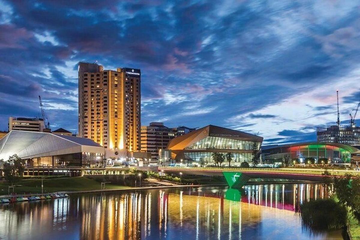 sebuah bandar dengan bangunan dan jambatan di atas sungai