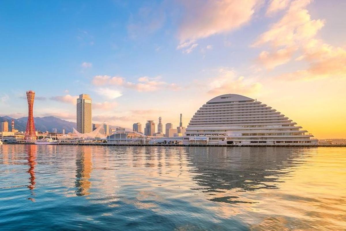 un grande edificio sull'acqua di fronte a una città