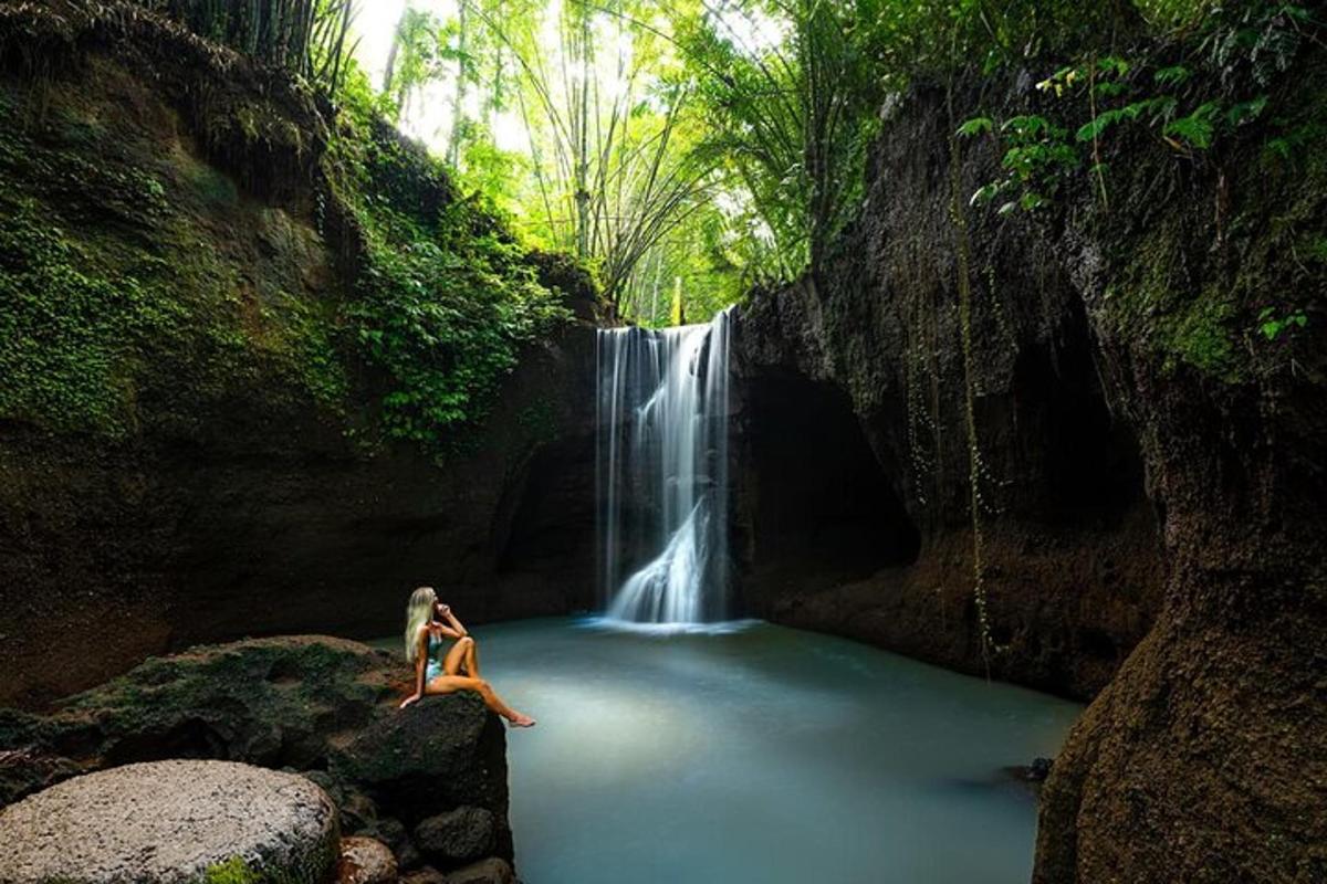 due donne sedute sulle rocce davanti a una cascata
