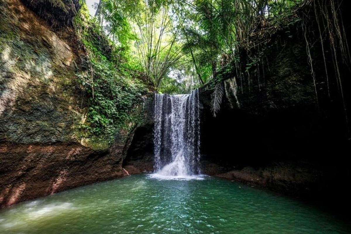 una cascata in mezzo a una pozza d'acqua
