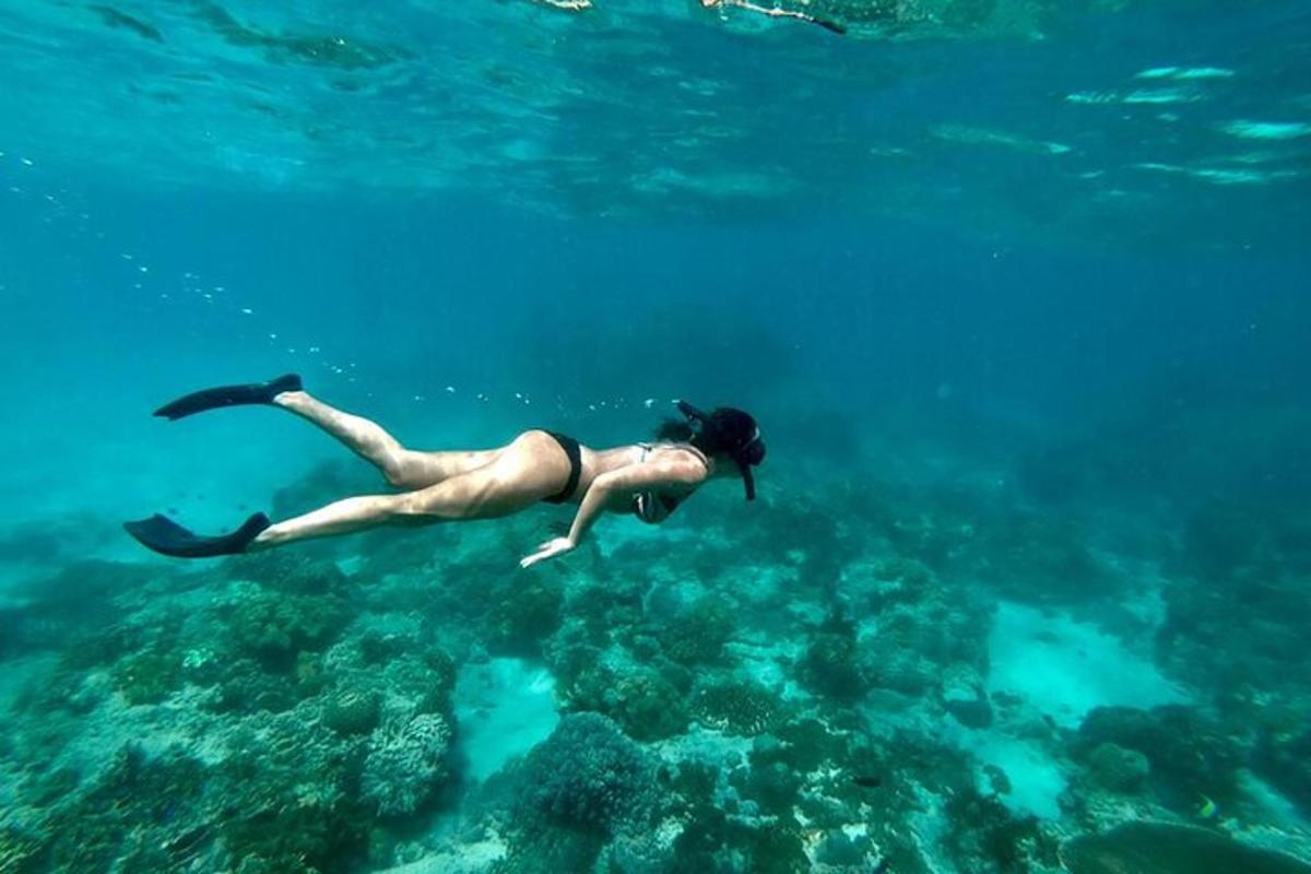 una donna sta nuotando nell'acqua