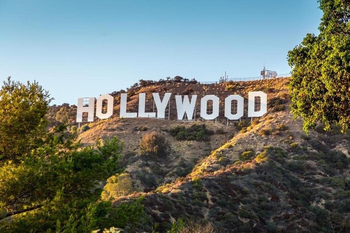 un cartello di Hollywood in cima a una collina