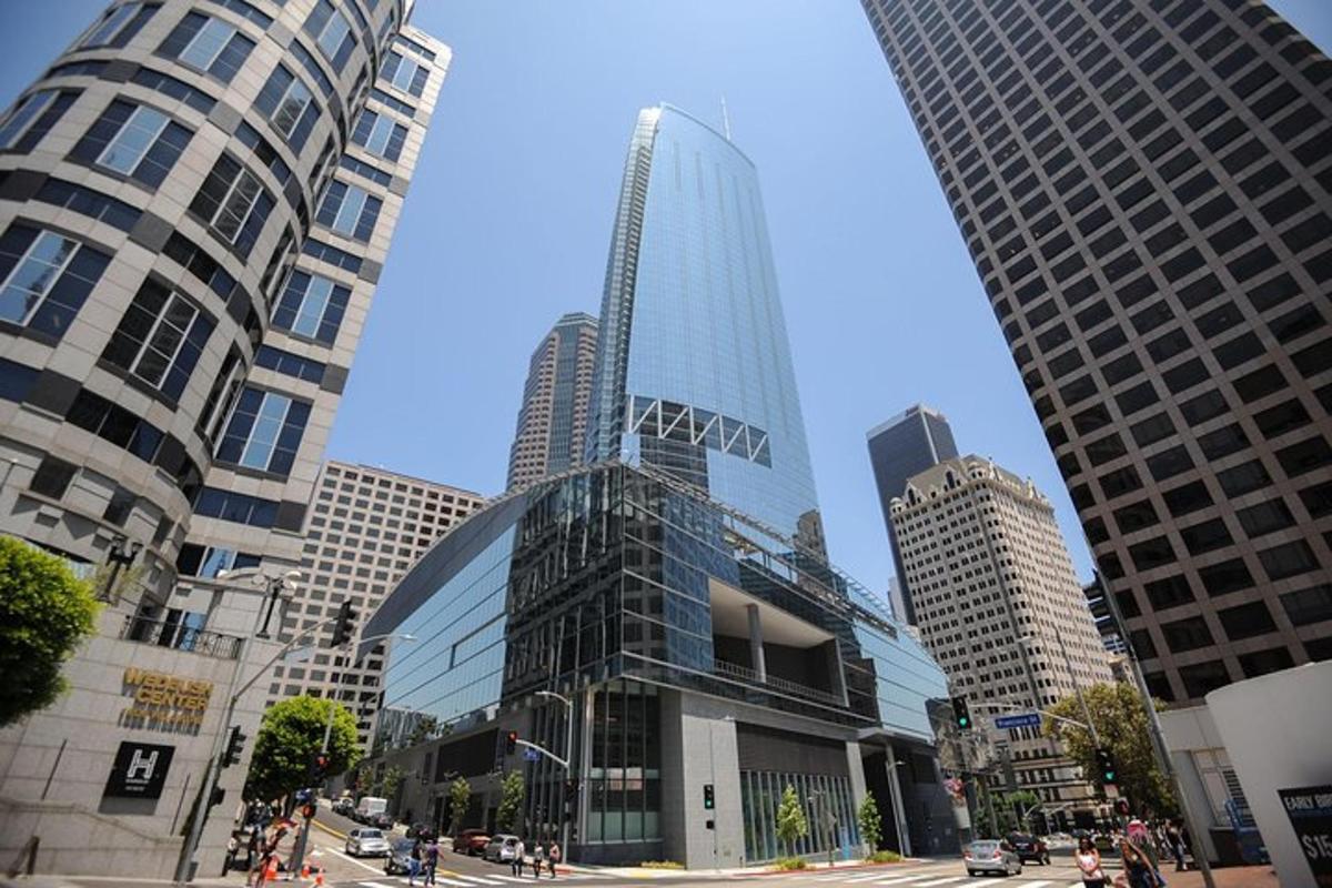 un alto edificio di vetro nel mezzo di una città