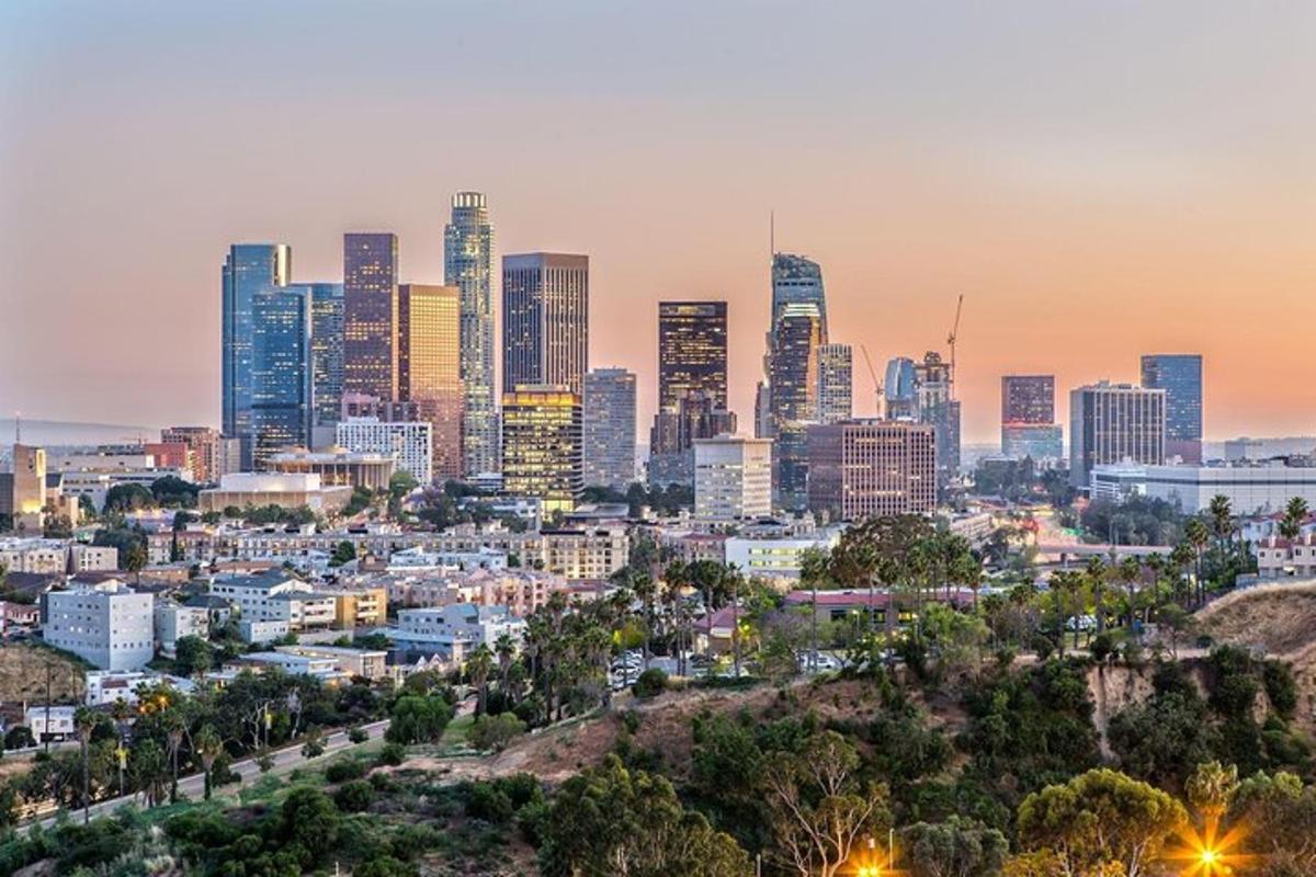 una vista dello skyline di una città al tramonto