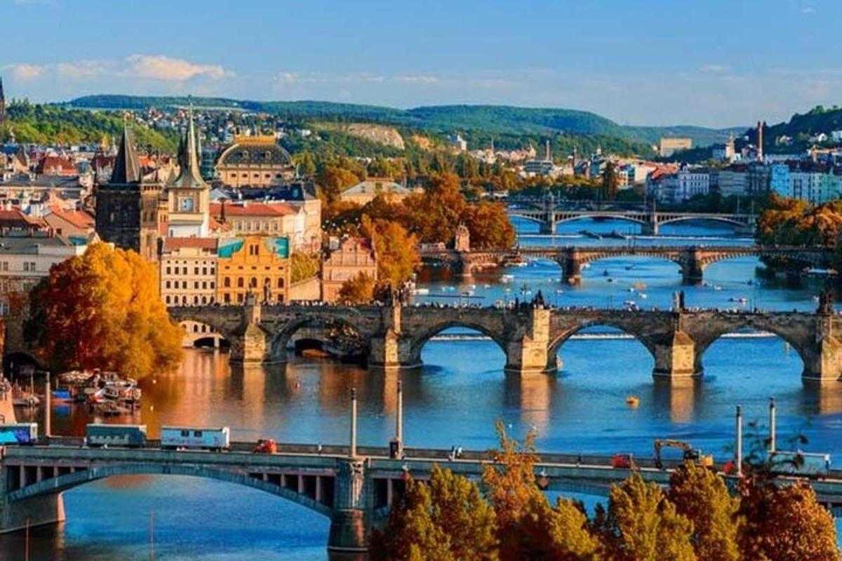 skats uz tiltu pār upi ar pilsētu