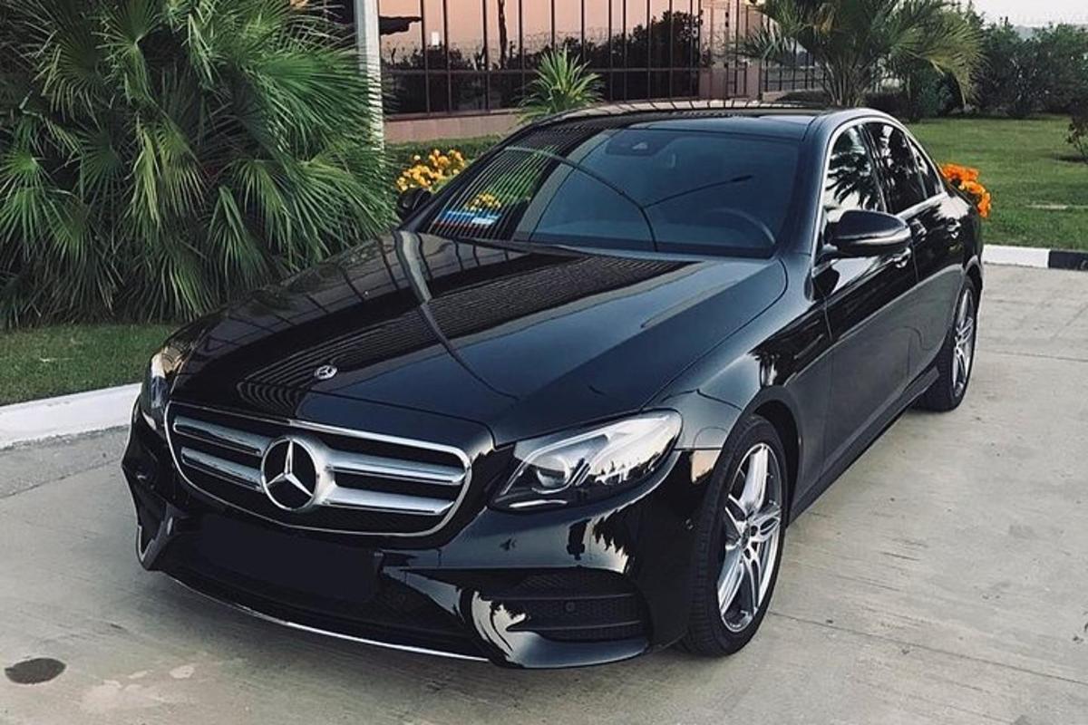 must Mercedes-Benzi auto pargitud sissesõiduteele