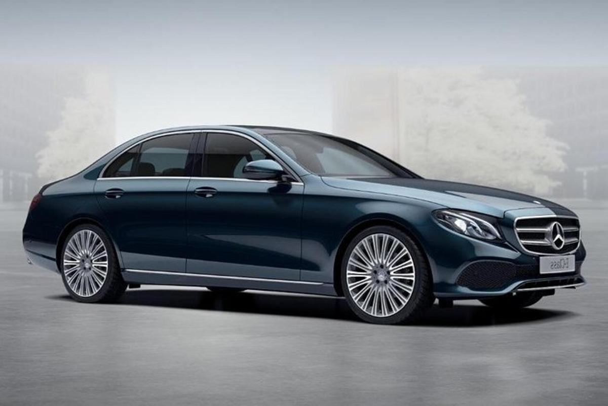 Modré auto Mercedes Benz zaparkované v budově