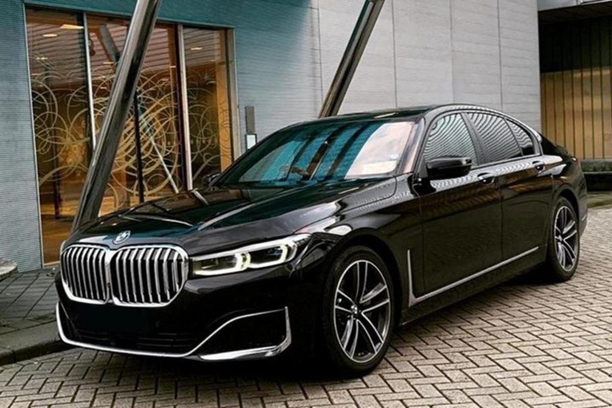 černé auto zaparkované před budovou