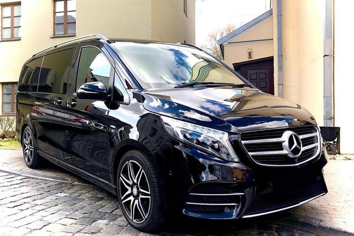 must auto pargitud telliskivitänavale