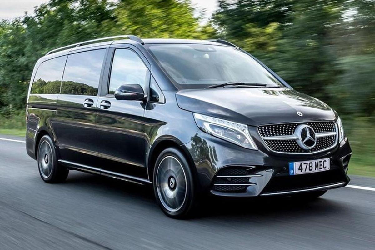 ένα βαν Mercedes-Benz που οδηγεί σε έναν δρόμο