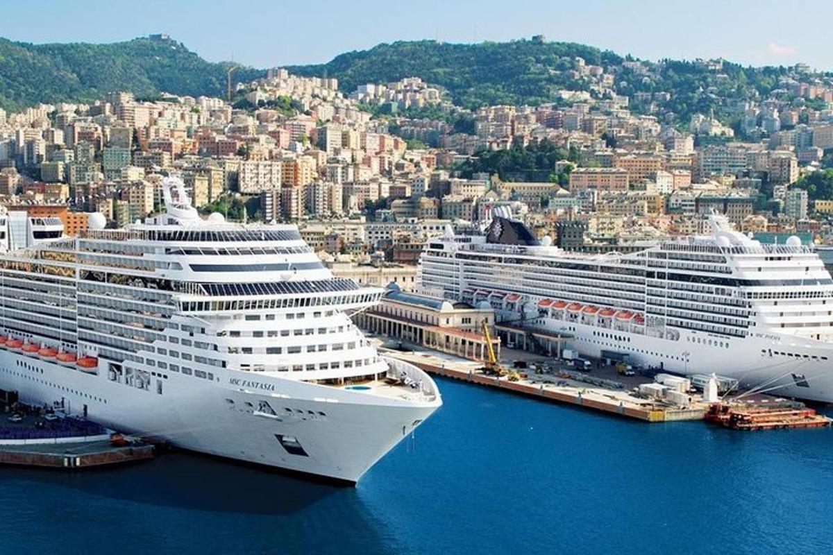 Δύο κρουαζιερόπλοια είναι αγκυροβολημένα σε ένα λιμάνι