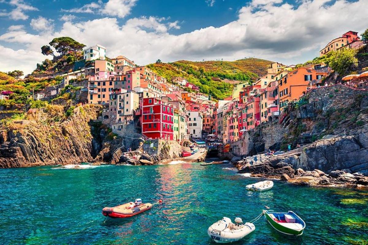 un gruppo di barche in uno specchio d'acqua con edifici