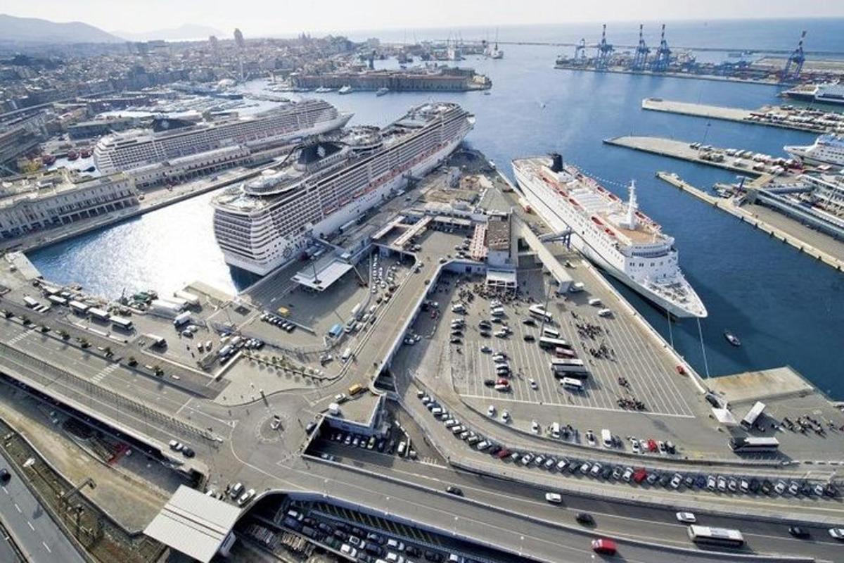 una vista aerea di un porto con due navi da crociera