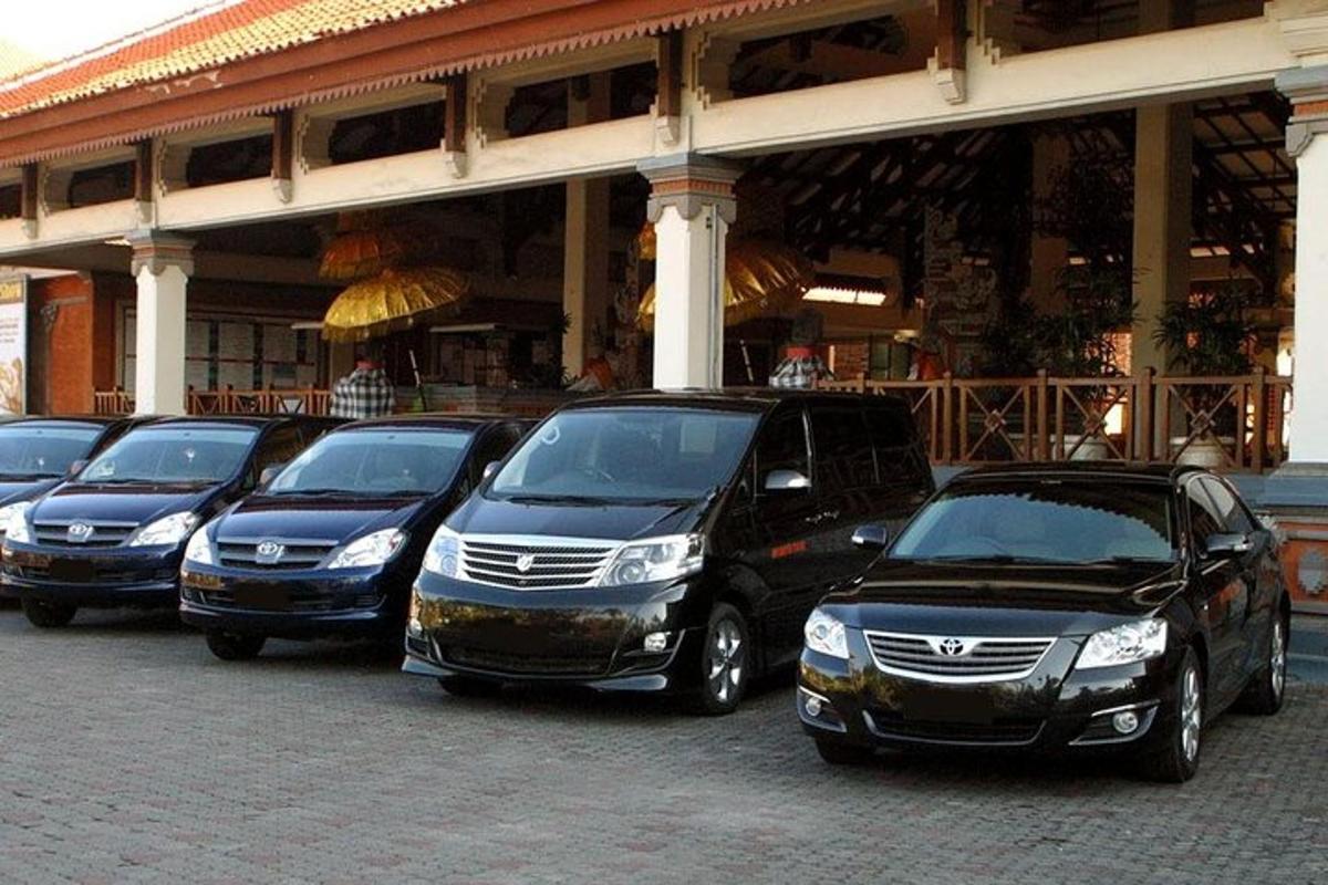 deretan kereta yang diletakkan di hadapan sebuah bangunan