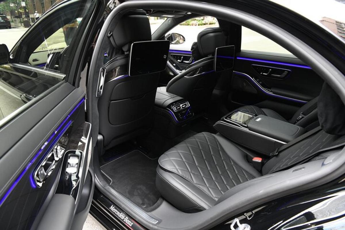 bagasi kereta terbuka dengan pintu terbuka