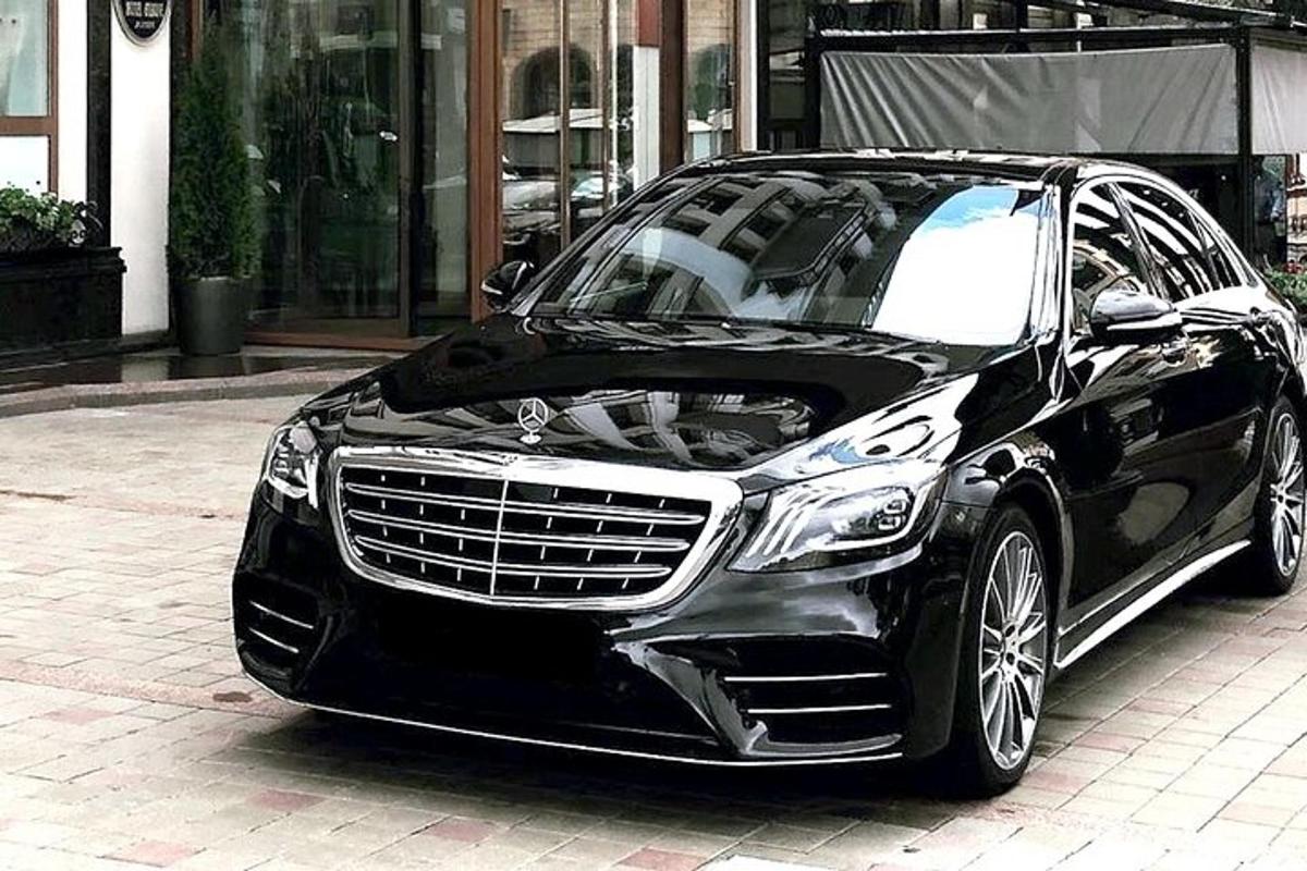 sebuah kereta hitam diletakkan di jalan batu