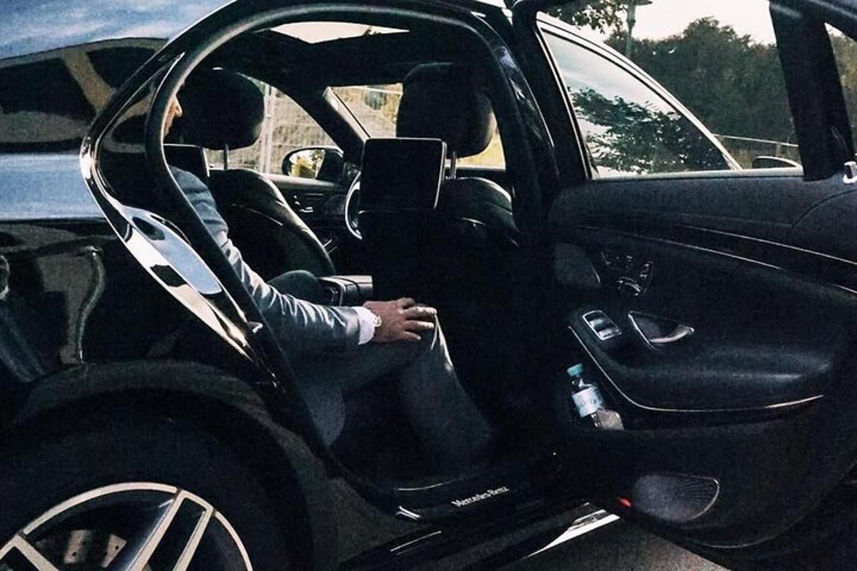 una persona seduta al posto di guida di un'auto