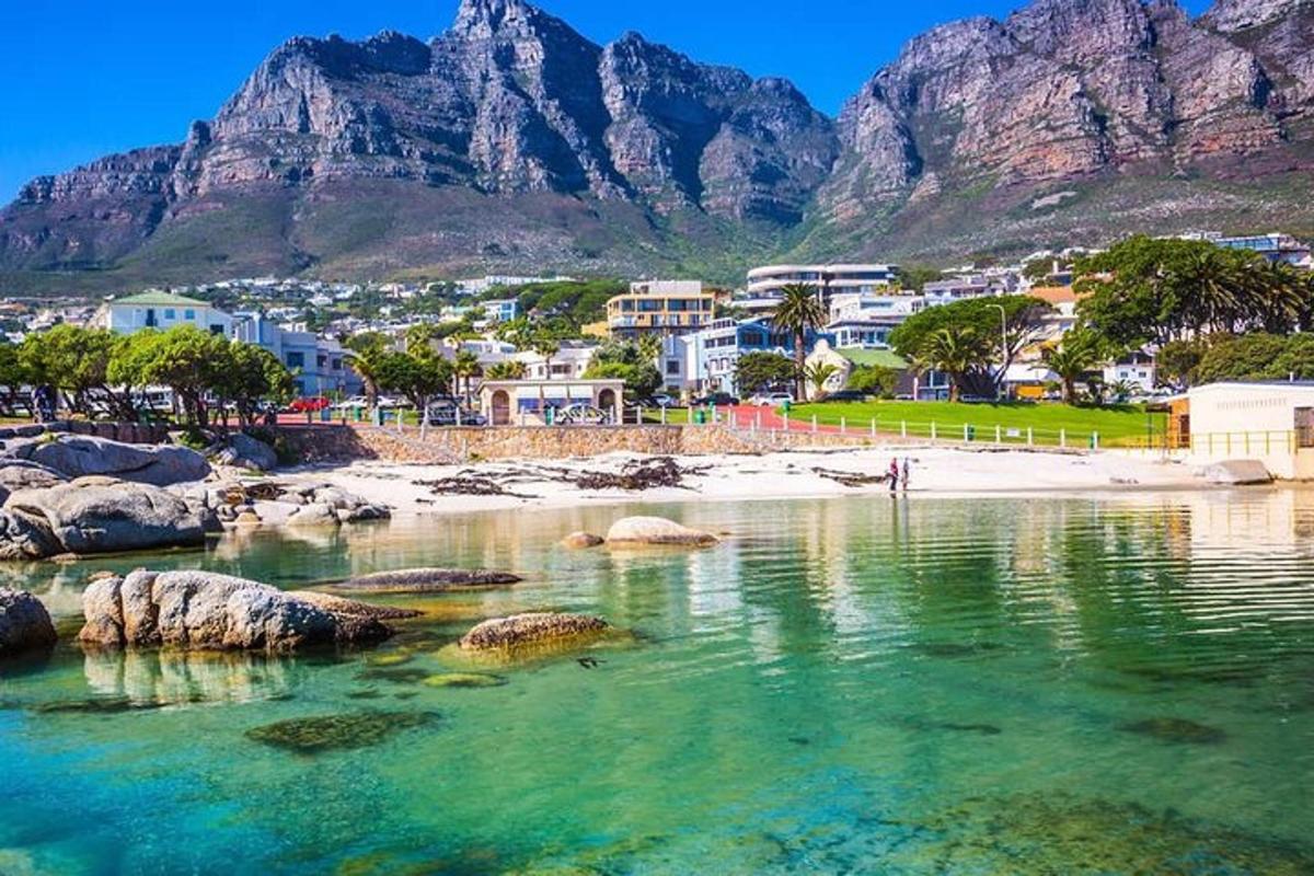 uno specchio d'acqua con una spiaggia e delle montagne