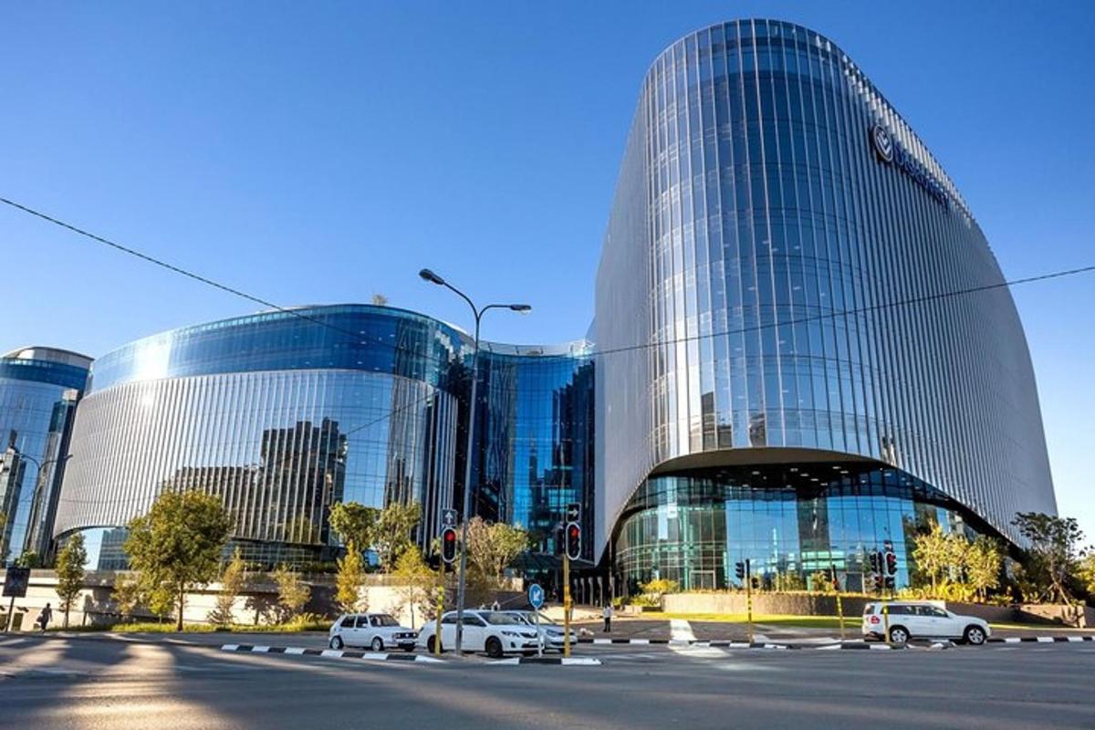 un grande edificio con auto parcheggiate di fronte