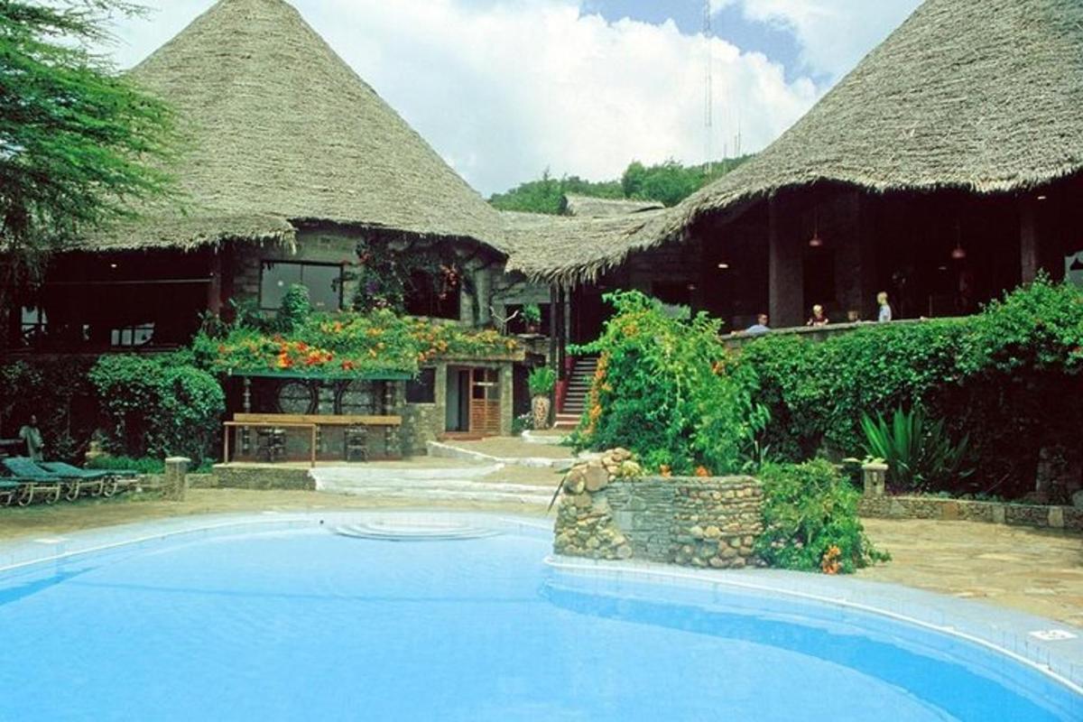 resort s bazénem před budovou
