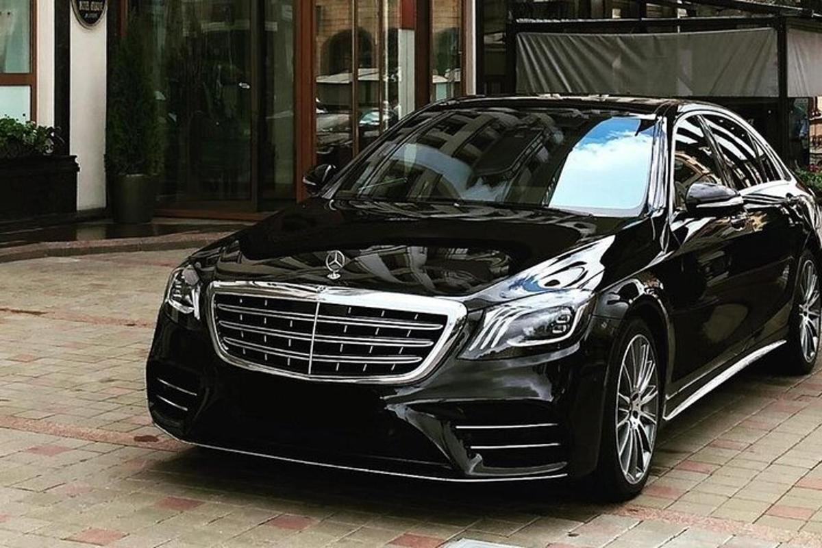 must auto pargitud hoone ette
