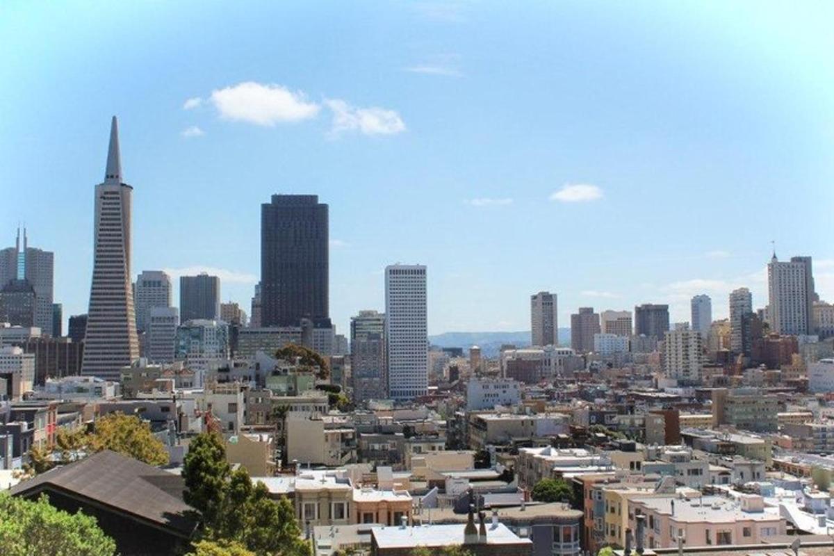 una vista dello skyline di una città con edifici alti