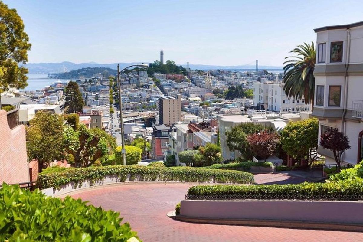 una vista di una città da un edificio