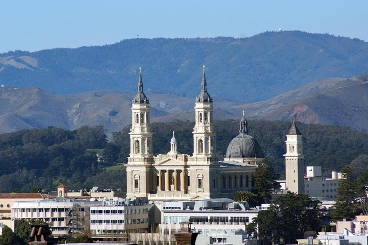 un grande edificio bianco con due cupole in cima