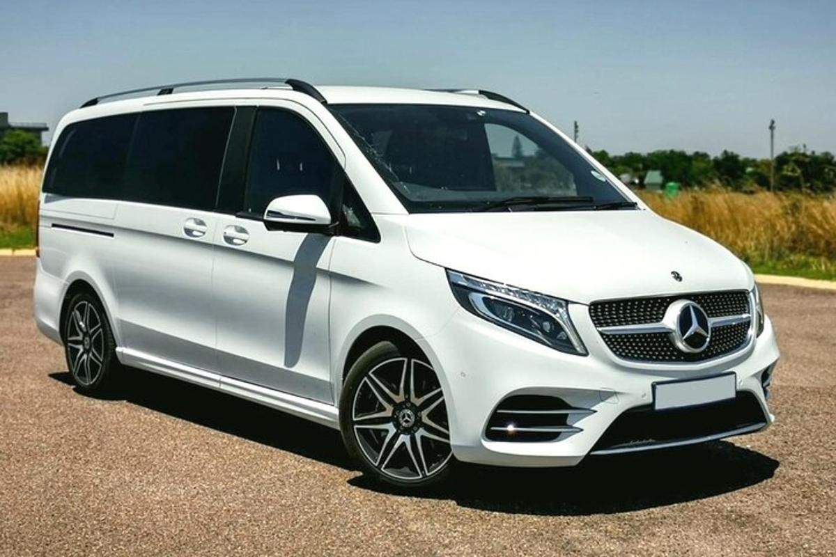 una furgoneta Mercedes blanca aparcada en un aparcament
