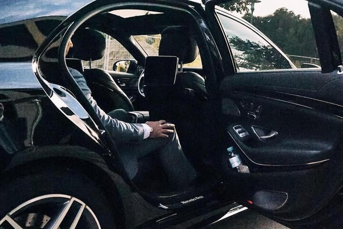 una persona sentada en el asiento del conductor de un coche