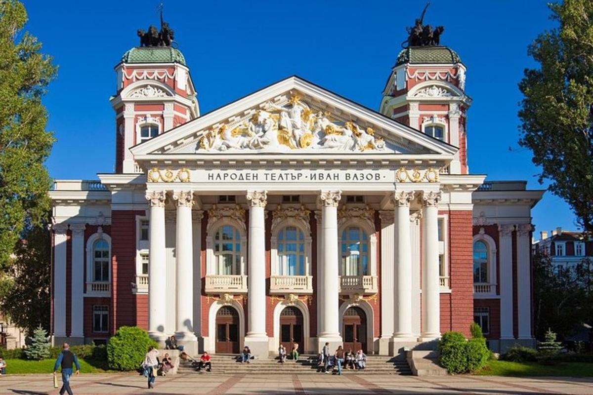 velká budova s lidmi, kteří chodí před ní