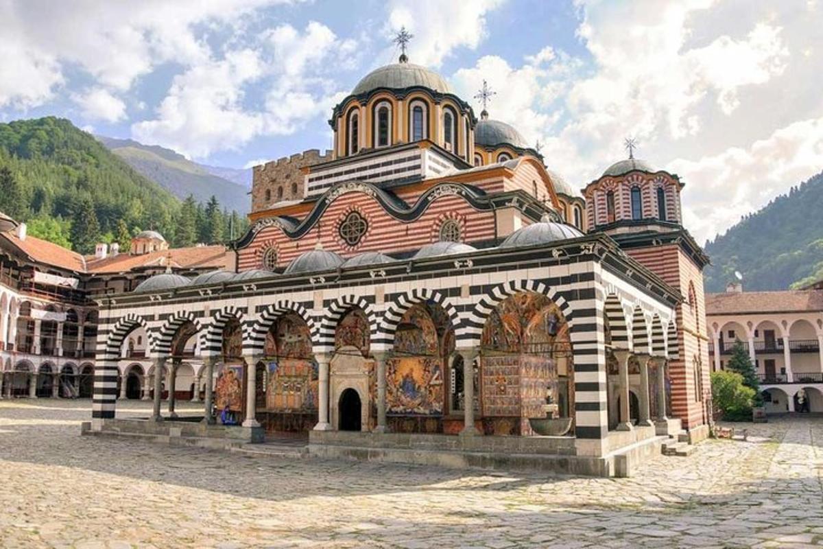велика зграда са кулом на врху