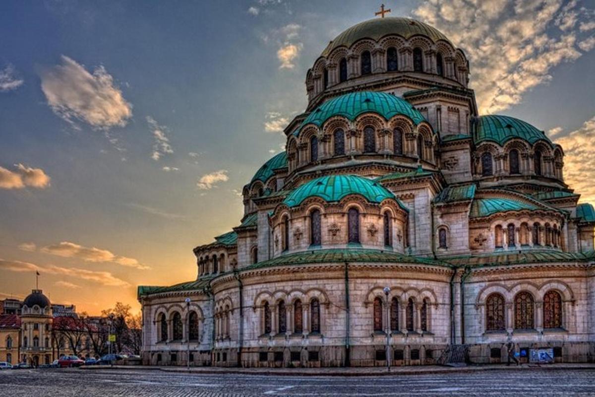 велика зграда са зеленом куполом на врху