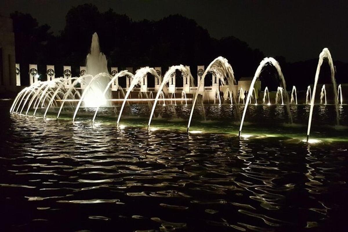 fontána se světly ve vodě v noci