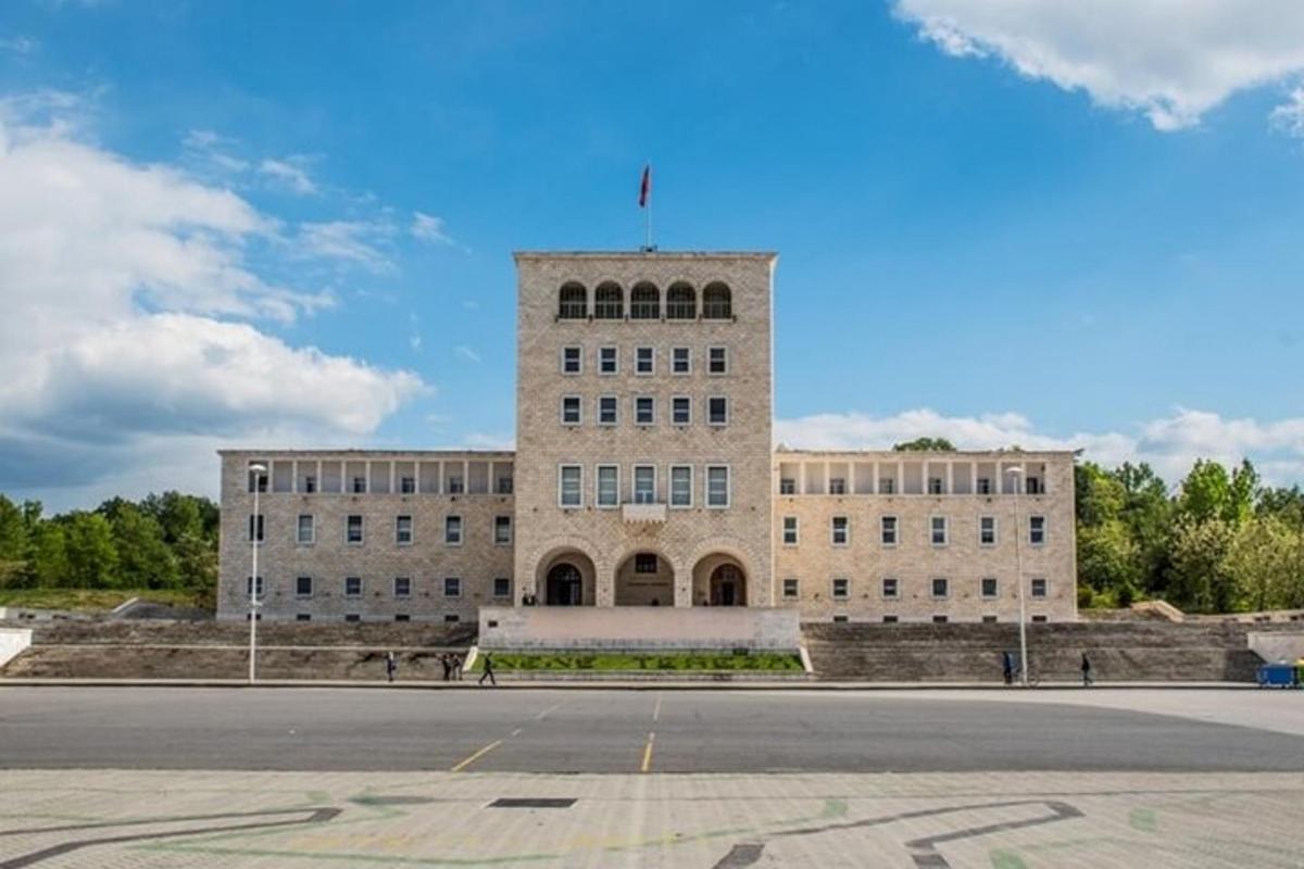 velká cihlová budova s vlajkou na střeše