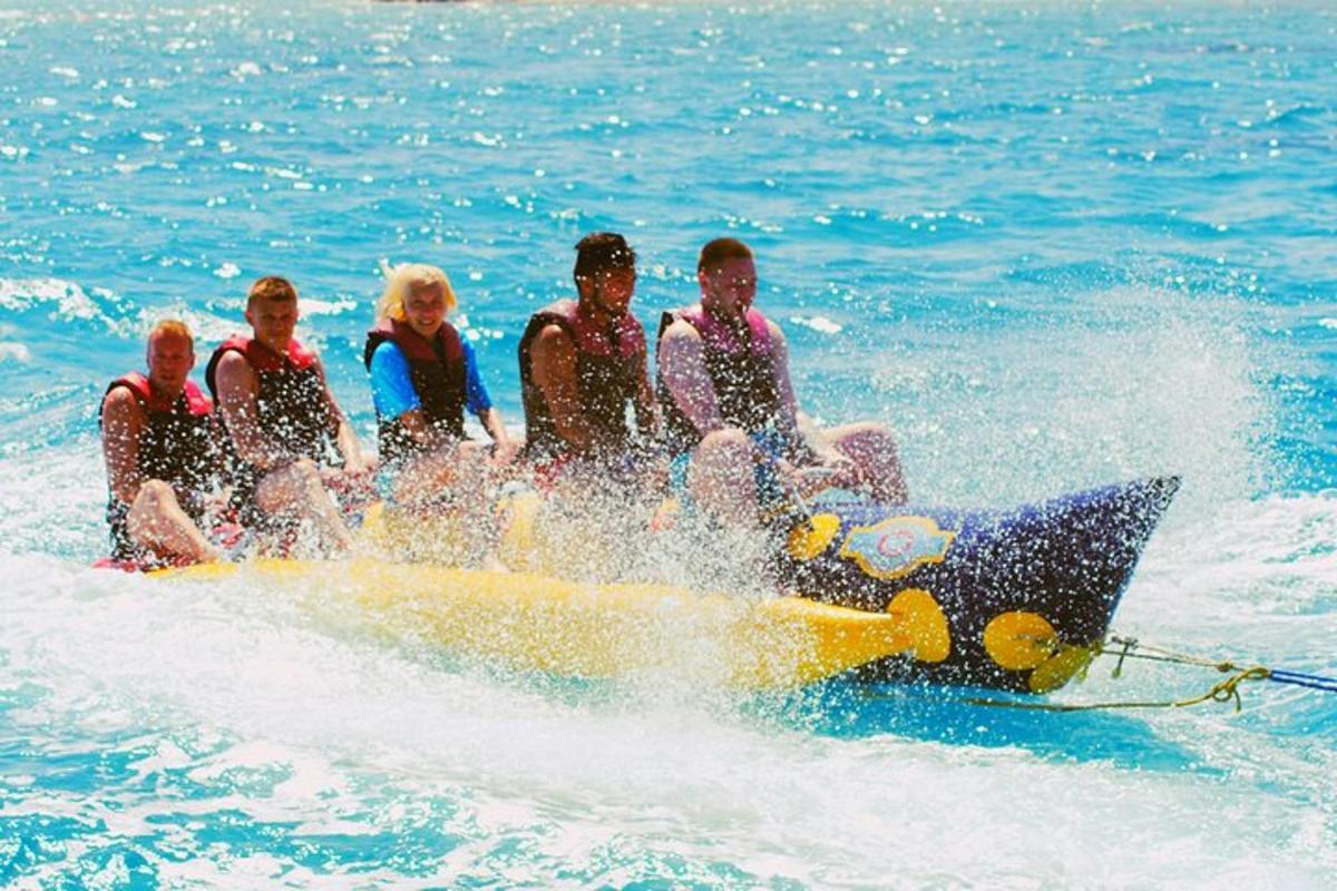 un grup de oameni pe un jet ski în apă